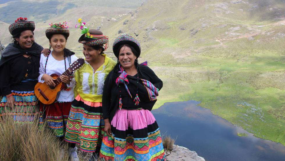 Cuatro campesinas de Quispillaqta al borde de la laguna de Tapaccocha, que crearon recogiendo la sabiduría del hombre prehispánico.