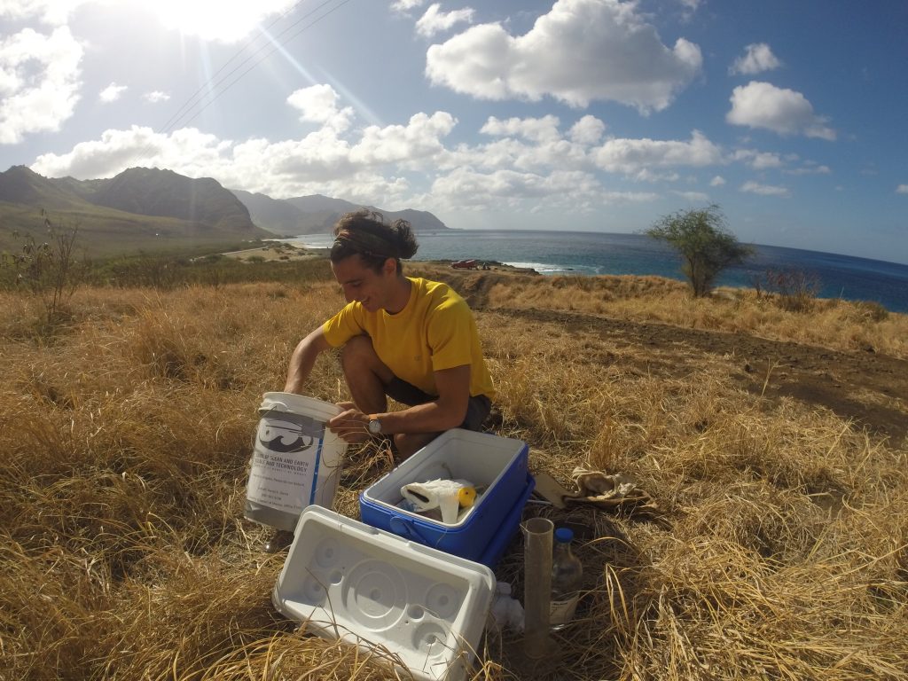 Daniel Dores preparando equipamiento para recolectar muestras de lluvia en Oahu. (Foto: Michael Mathioudakis, UH Manoa)