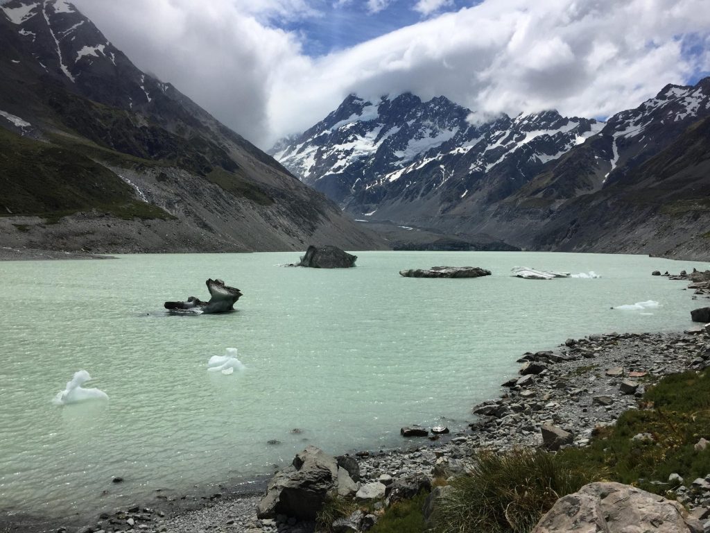 Un lago de deshielo glaciar, el Hooker, en Nueva Zelanda, en 2016. (Foto: Jenna Sutherland)