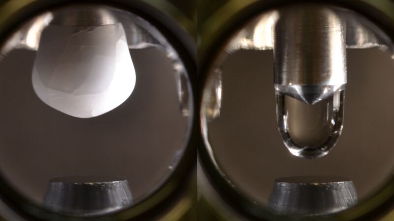 A la izquierda se ve el témpano de hielo de agua ultrapura. A la derecha, la gota que se formó con el hielo derretido en el vacío.