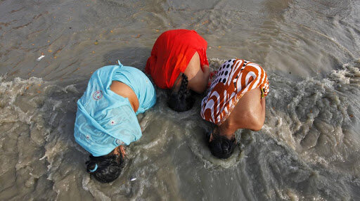Tres peregrinas hindúes se bañan en las contaminadas aguas del río Ganges - Reuters