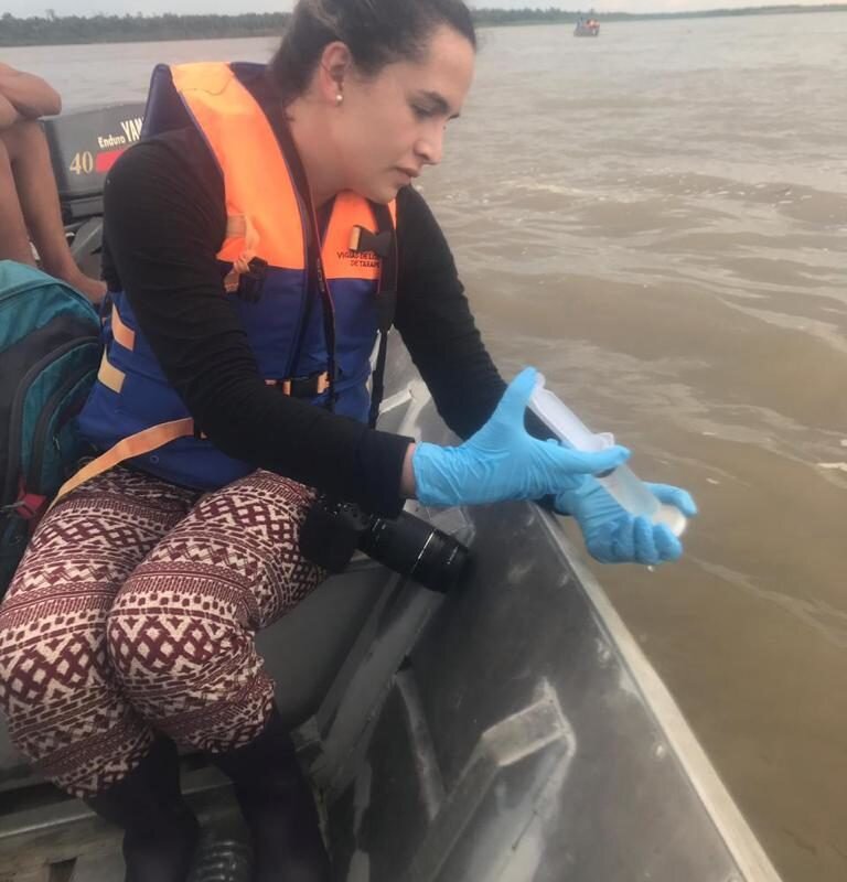 Tomando muestras de agua en el río Amazonas. Foto: Susana Caballero