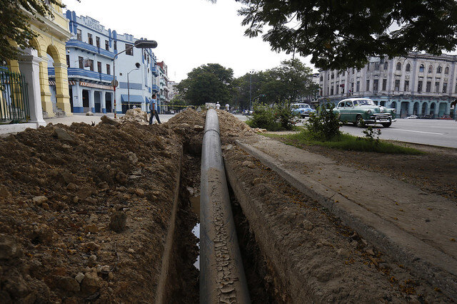Una tubería de polietileno de alta densidad se ubica para su soterrado en una céntrica calle donde trabajadores de la empresa Aguas de La Habana modernizan las redes hidráulicas para el abastecimiento de agua potable en el municipio de Centro Habana…
