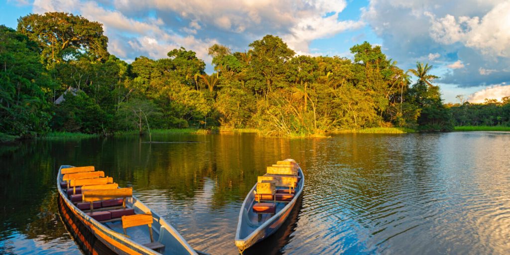 Dos tradicionales canoas de madera en la cuenca del río Amazonas, en el Parque Nacional Yasuní, en Ecuador. Foto: Alamy