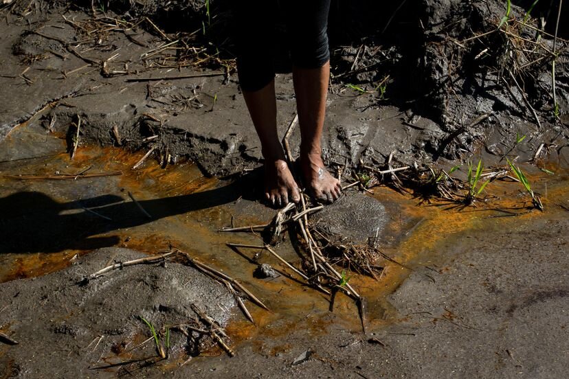Monitoreo de la contaminación de petróleo sobre el río Coca. Vídeo: Los indígenas reclaman la reparación del daño personal y medioambiental causado por el derrame de crudo hace casi un año. IVÁN CASTANIEDA (AGENCIA TEGANTAI) / LANCEROS DIGITALES