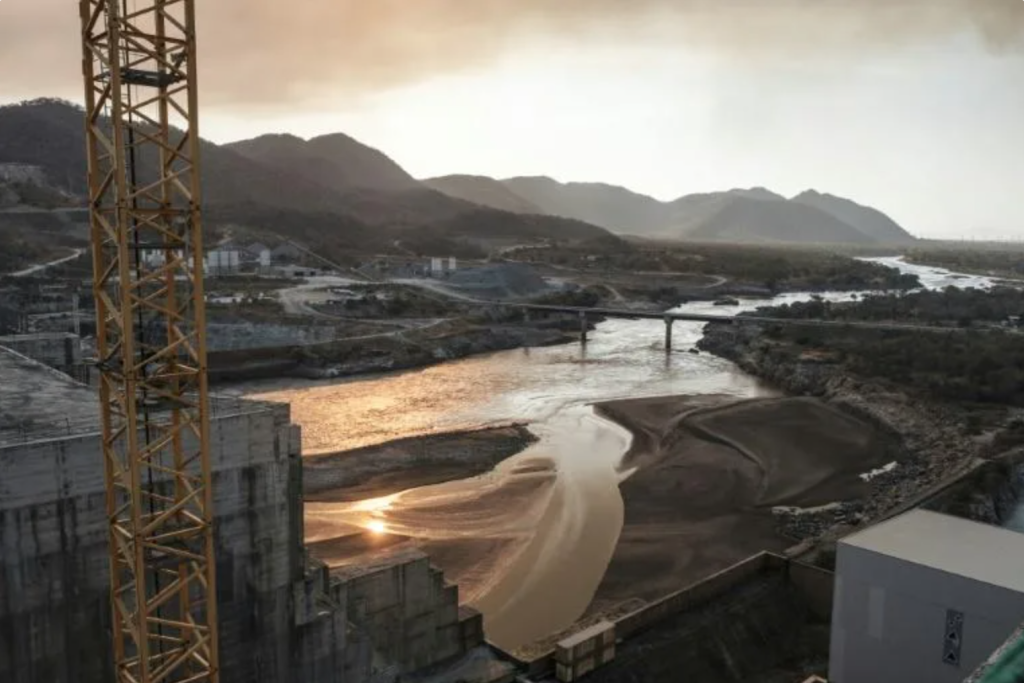 Una vista general del Nilo Azul pasando por la presa del Gran Renacimiento (GERD), construida por Etiopía, cerca de Guba, el 26 de diciembre de 2019