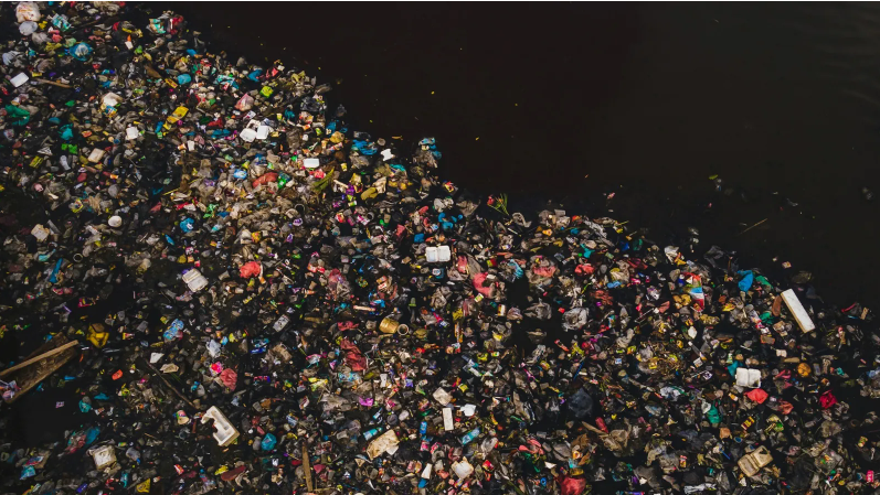 El plástico y la espuma de poliestireno flotantes contaminan un rincón del río Siak, en Indonesia.FOTOGRAFÍA DE AFRIANTO SILALAHI, BARCROFT MEDIA/GETTY IMAGES