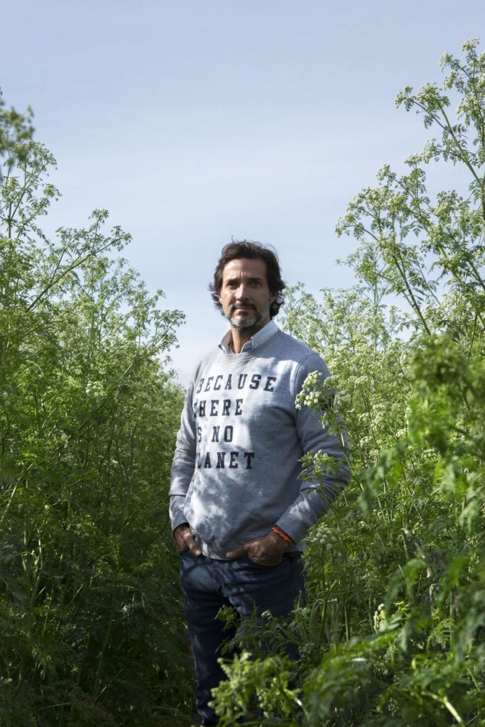 El fundador de la firma, Javier Goyenche, durante la recogida de residuos en el entorno del río Jarama MATÍAS URIS