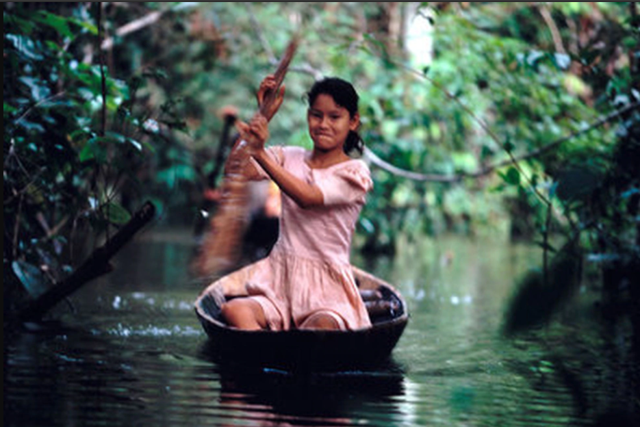 Una joven navega en una canoa por el río Amazonas, en la región de Loreto (Perú).ANDONI CANELA