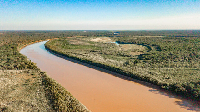 Vista del río Teuco Bermejo que hace de frontera norte del parque nacional El Impenetrable, en el noroeste de Argentina. Foto: Matías Rebak / Rewilding Argentina