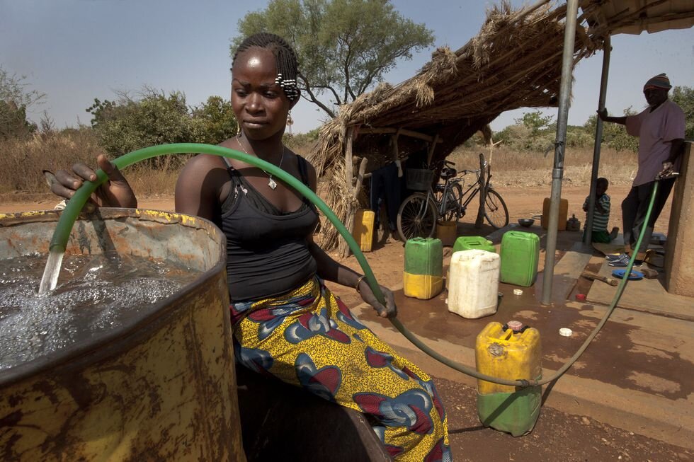Kounda Asmaou recoge agua potable para su familia en la aldea de Badnoogo, en Burkina Faso. DOMINIC CHAVEZ