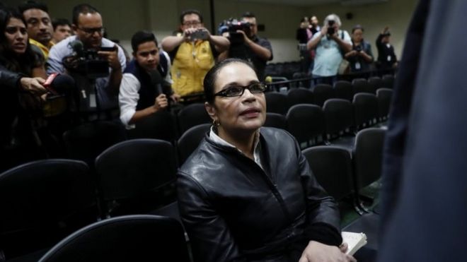 La exvicepresidenta de Guatemala Roxana Baldetti tras oÃr la sentencia en su contra en Ciudad de Guatemala el 9 de octubre de 2018