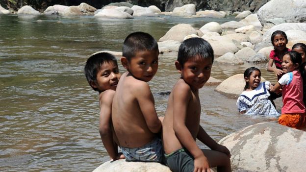 Niños lencas en la ribera del rÃo Gualcarque