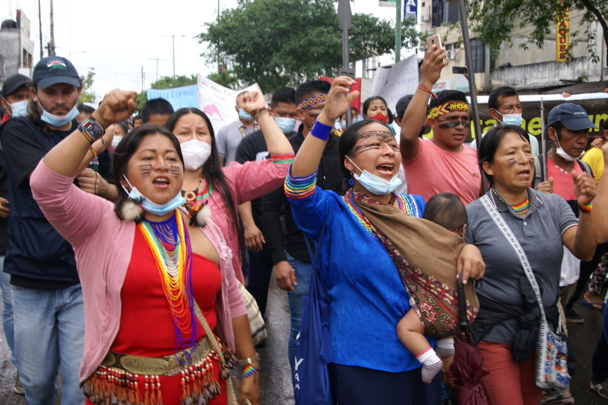 De izq. a der., Sandra Tukup, indígena shuar de la provincia de Morona Santiago, viajó junto a Lineth Calapucha y María Cuji, kichwas de la provincia de Pastaza, hasta Francisco de Orellana, para respaldar la lucha de las comunas kichwas de Napo y O…