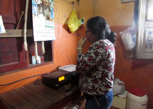 CecÃlia Apalai hablando por una radio a voluntarios que buscan el PT-RDZ.
