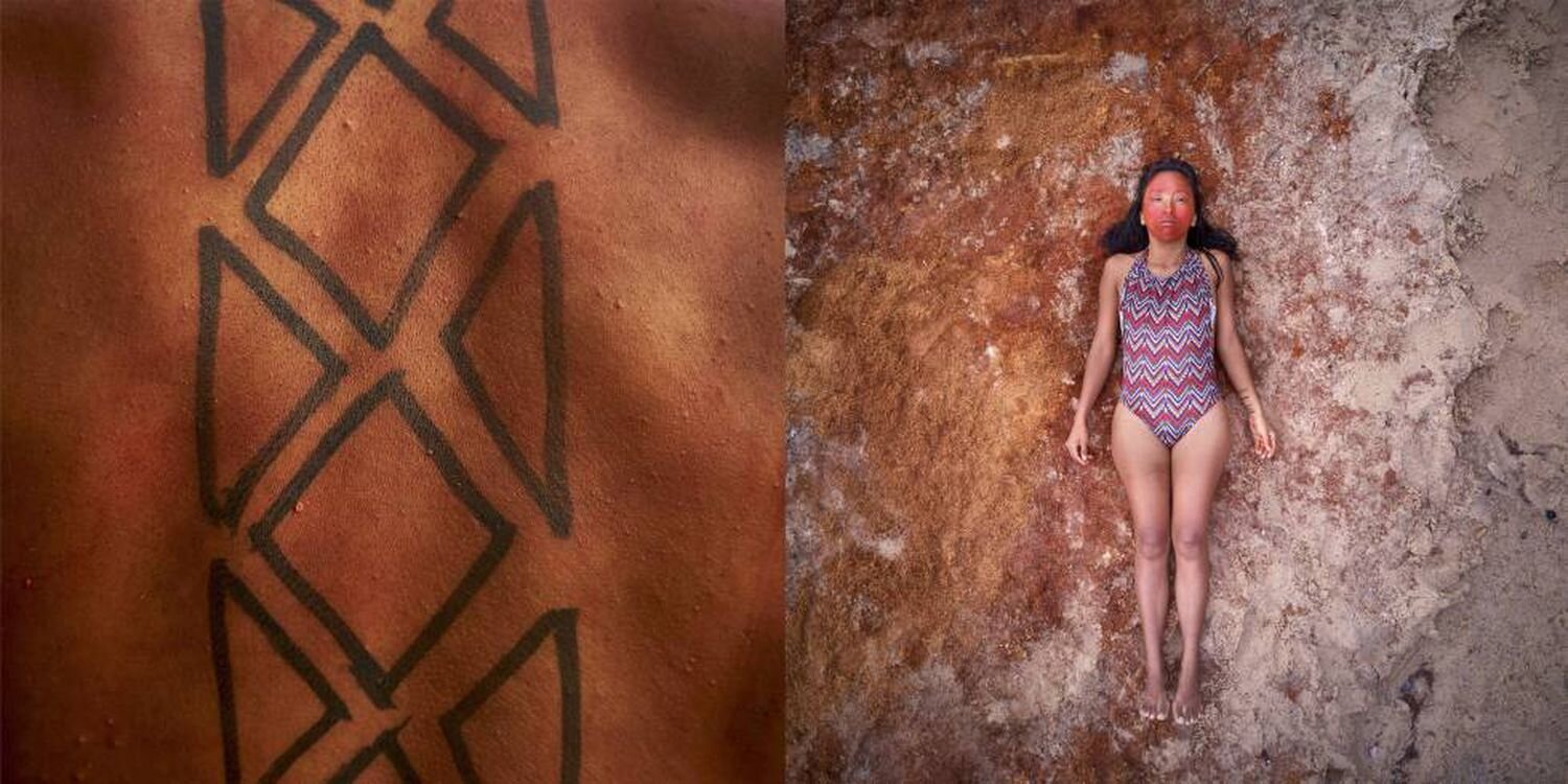 Tupí posa para un retrato sobre la playa de su comunidad, en la aldea San Francisco. El territorio que Tupí defiende es su cuerpo. Sobre su espalda pintada con urucú exhibe un grafismo indígena que representa una serpiente, símbolo de fortaleza.FOTO…