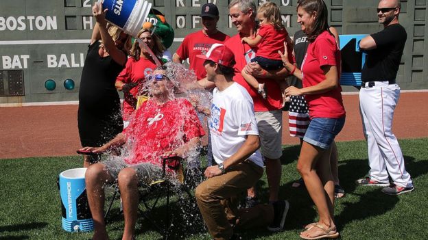 Pete Frates durante el desafío del cubo de hielo.