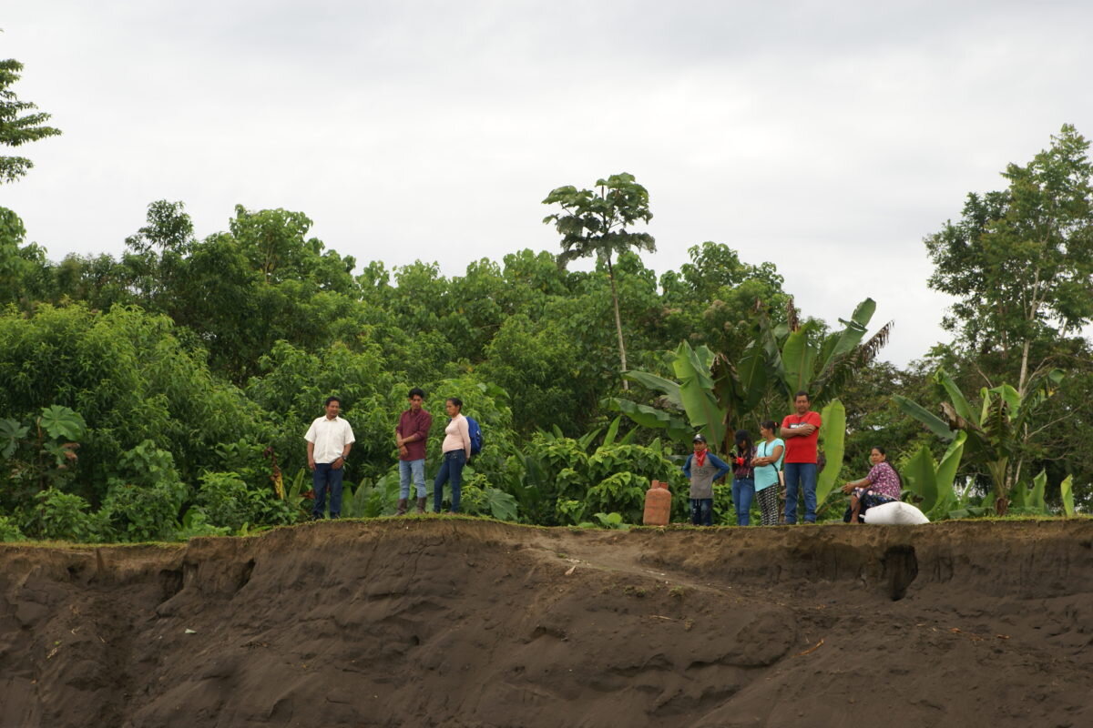 Los habitantes de la comuna Amarun Mesa, ubicada a orillas del río Napo, en la provincia de Orellana, han tenido que replegarse cada vez más ante los derrumbes que ocasionan las corrientes. Foto: Diego Cazar Baquero.