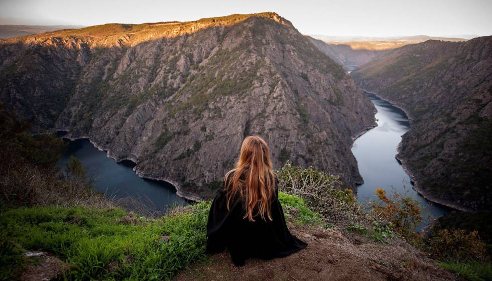 Una mujer observa el Cañón del Sil desde el mirador de Vilouxe, corazón de la Ribera Sacra.