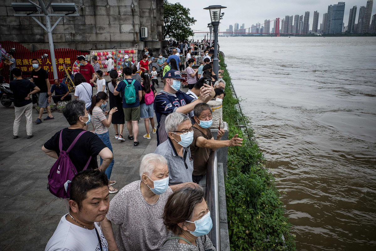 Residentes de Wuhan observan el río Yangtsé.