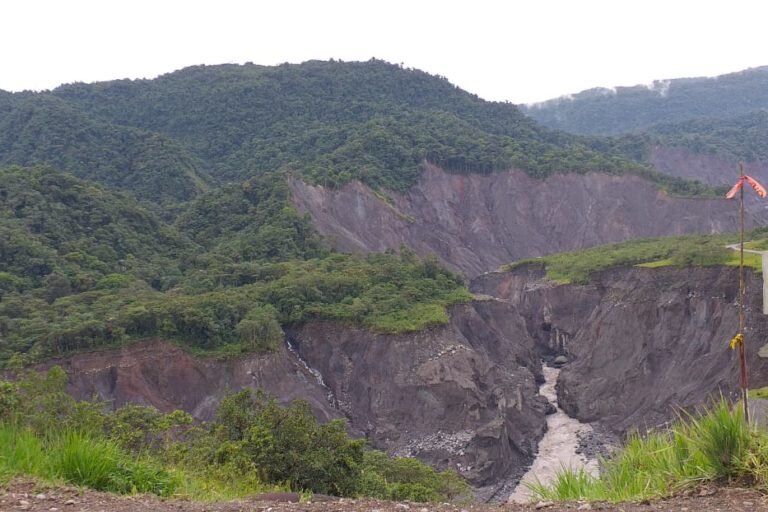 La erosión regresiva del río Coca provocó el colapso total del puente que está sobre el río Montana. Fotografía tomada de la cuenta de Twitter de la Dirección Zonal del Ambiente y Agua Sucumbíos.