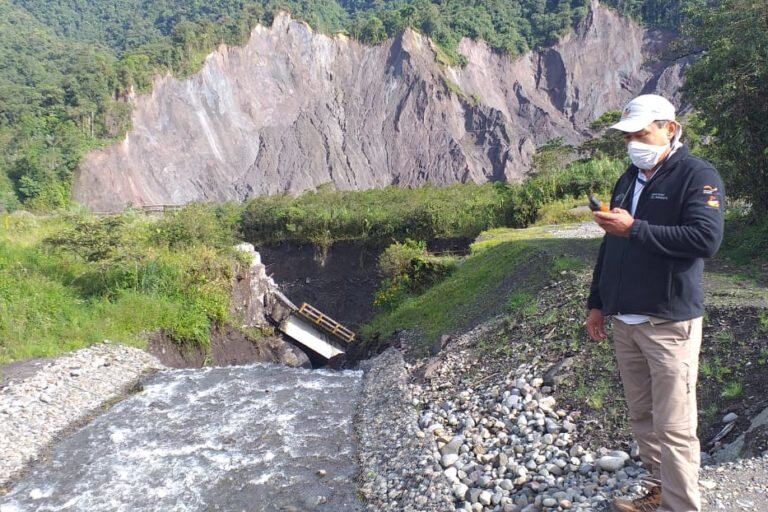 La erosión del río Coca también ha afectado también a los ríos secundarios que desembocan en él. Uno de los más afectados ha sido el Montana. Fotografía tomada de la cuenta de Twitter de la Dirección Zonal del Ambiente y Agua Sucumbíos.
