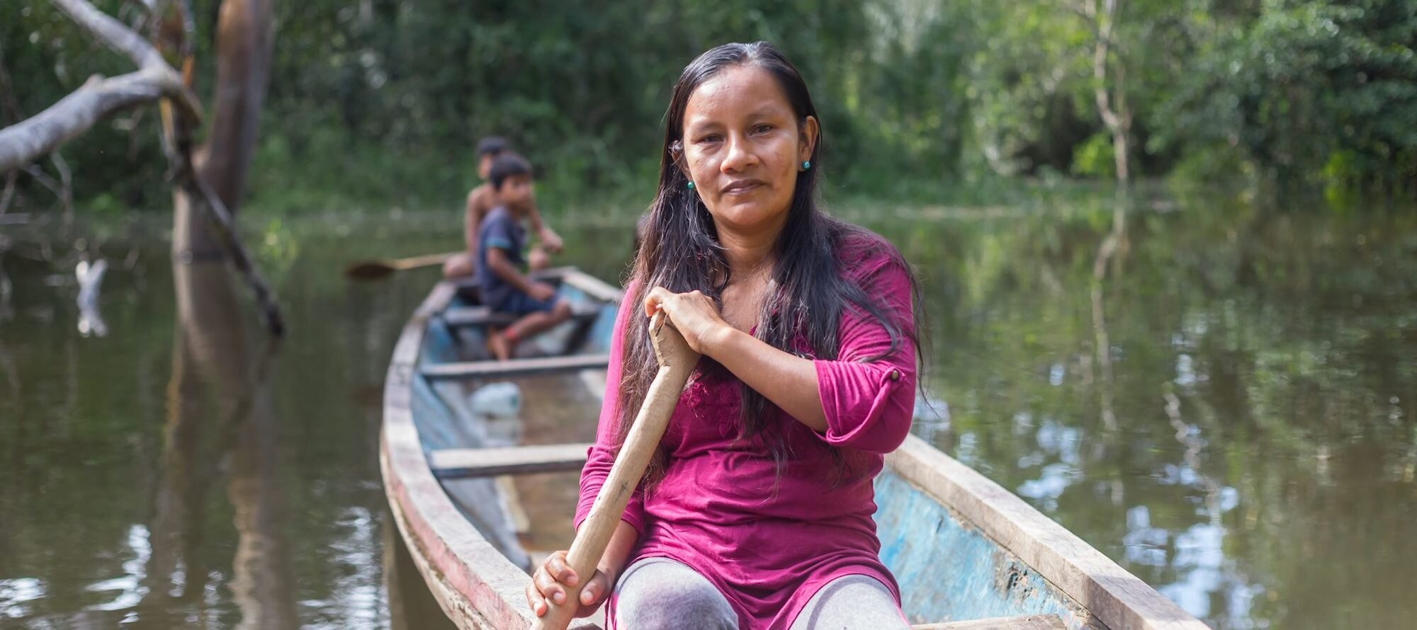 Liz Chicaje Churay navega en un río en la Amazonía peruana. Foto: Goldman Environmental Prize.