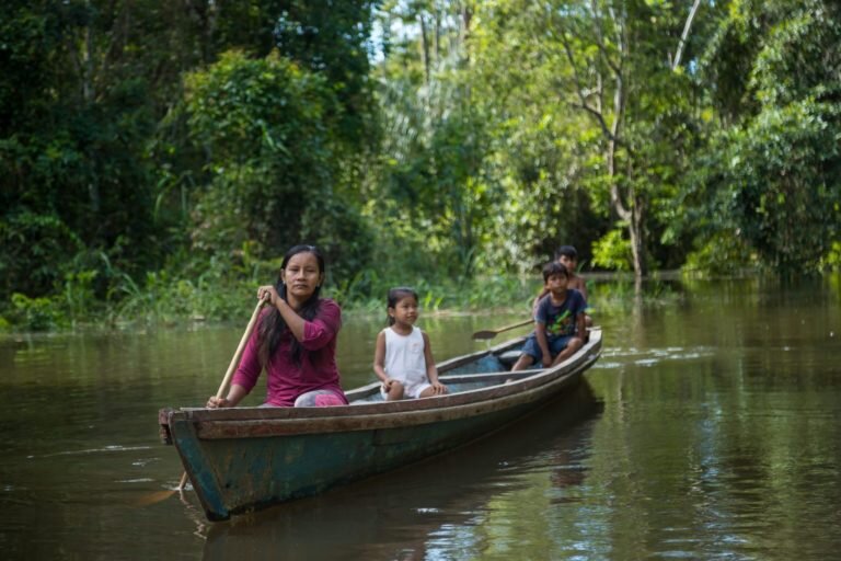 Liz Chicaje y Cielo, su pequeña hija de seis años, su compañera permanente. Foto: Goldman Environmental Prize.