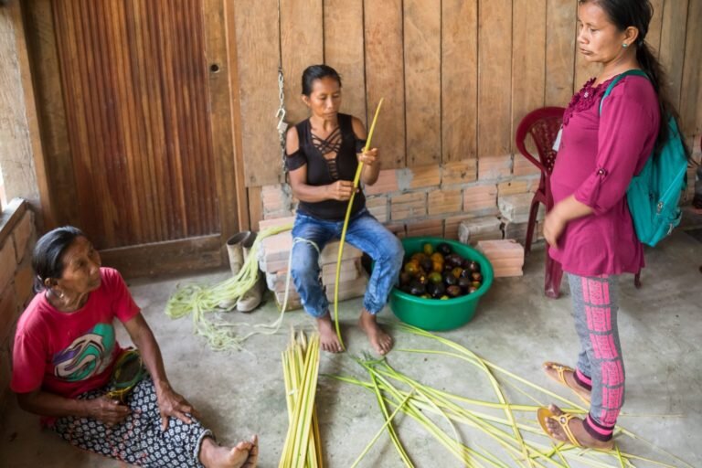 La elaboración de bolsas y otros productos en base a la fibra de chambira es parte del trabajo de las mujeres de la cooperativa agrícola que lidera Liz Chicaje. Foto: Goldman Environmental Prize.