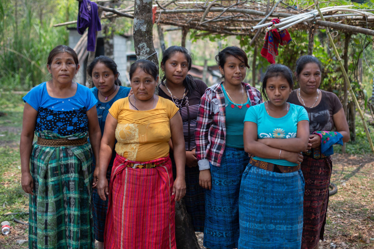 Mujeres de Yulchen Frontera, integrantes de la Resistencia Pacífica Ixquisis en contra del proyecto hidroeléctrico San Mateo en Guatemala, extraída de nota de prensa titulada " Defensores ambientales en Latinoamérica: rendirse no es una opción", Mon…