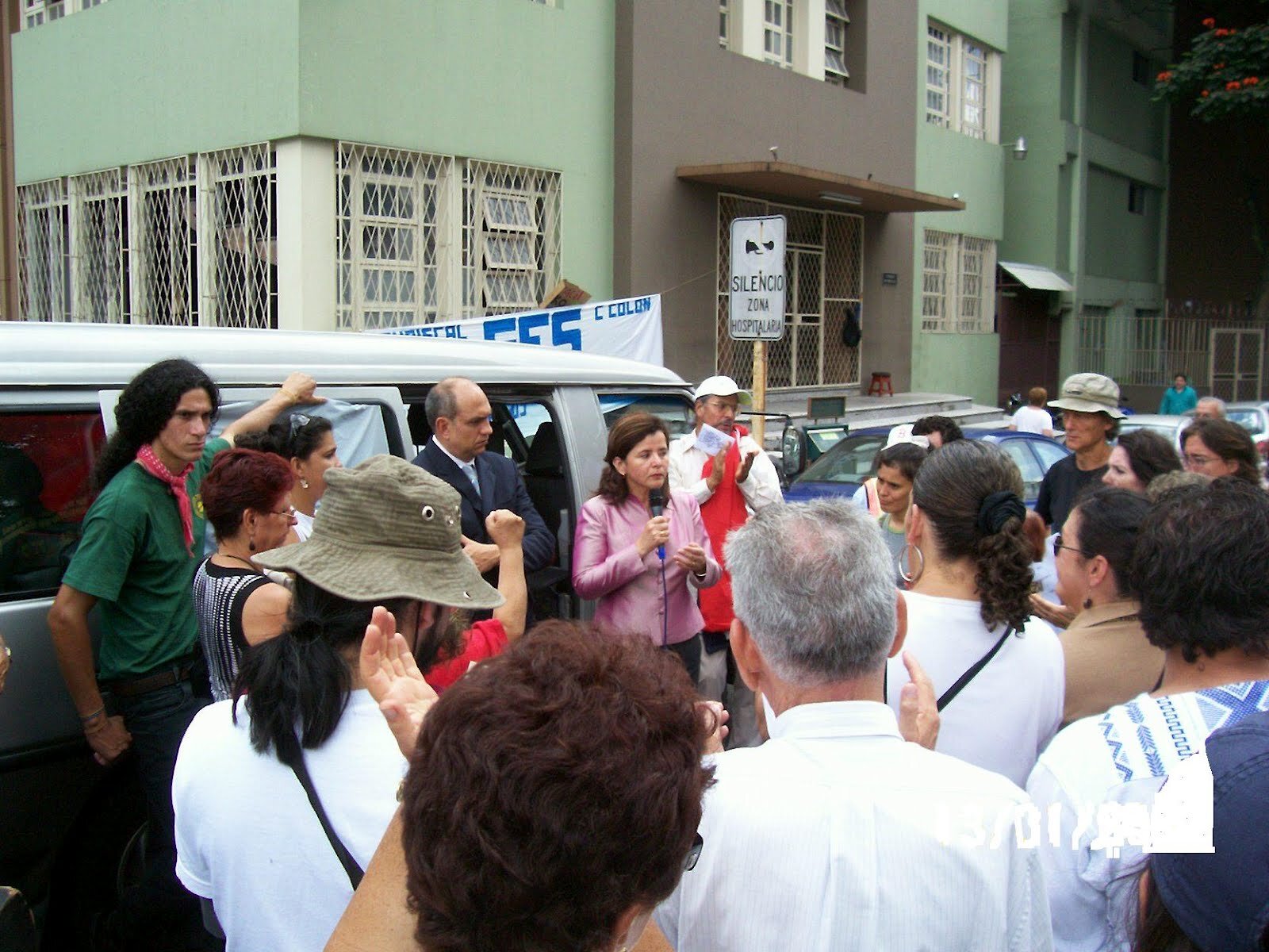 Manifestación frente al Ministerio de Salud, 21 de agosto del 2008, con presencia de la Ministra de Salud, Maria Luisa Avila, sobre el intento de las autoridades de salud en el 2008 de legalizar el bromacil en el agua potable (pp.11-12 de …