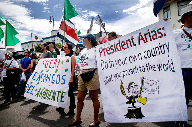 Foto de manifestaciones contra el proyecto minero de Crucitas en Costa Rica, extraida de artículo titulado "Canadian groups tell gold company to ‘stop harassing’ Costa Ricans" (Bilaterals.org., edición del 17/04/2013)