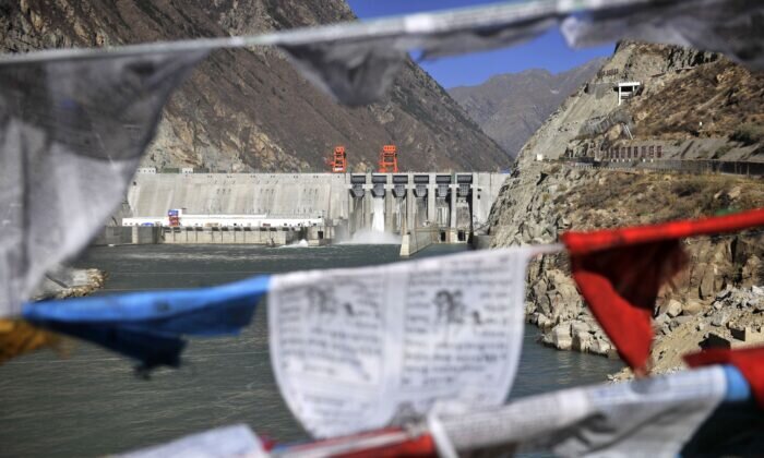 Esta fotografía tomada el 23 de noviembre de 2014 muestra banderas de oración colgadas frente a la central hidroeléctrica de Zangmu en el condado de Gyaca en Lhoka, o prefectura de Shannan, región del Tíbet al suroeste de China. (STR/AFP a través de…
