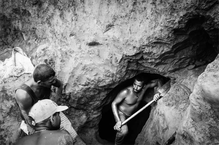 Los venezolanos llegan de todos lados para trabajar extrayendo coltán, oro y diamante en el Arco Minero de Venezuela. Foto: Jorge Benezra