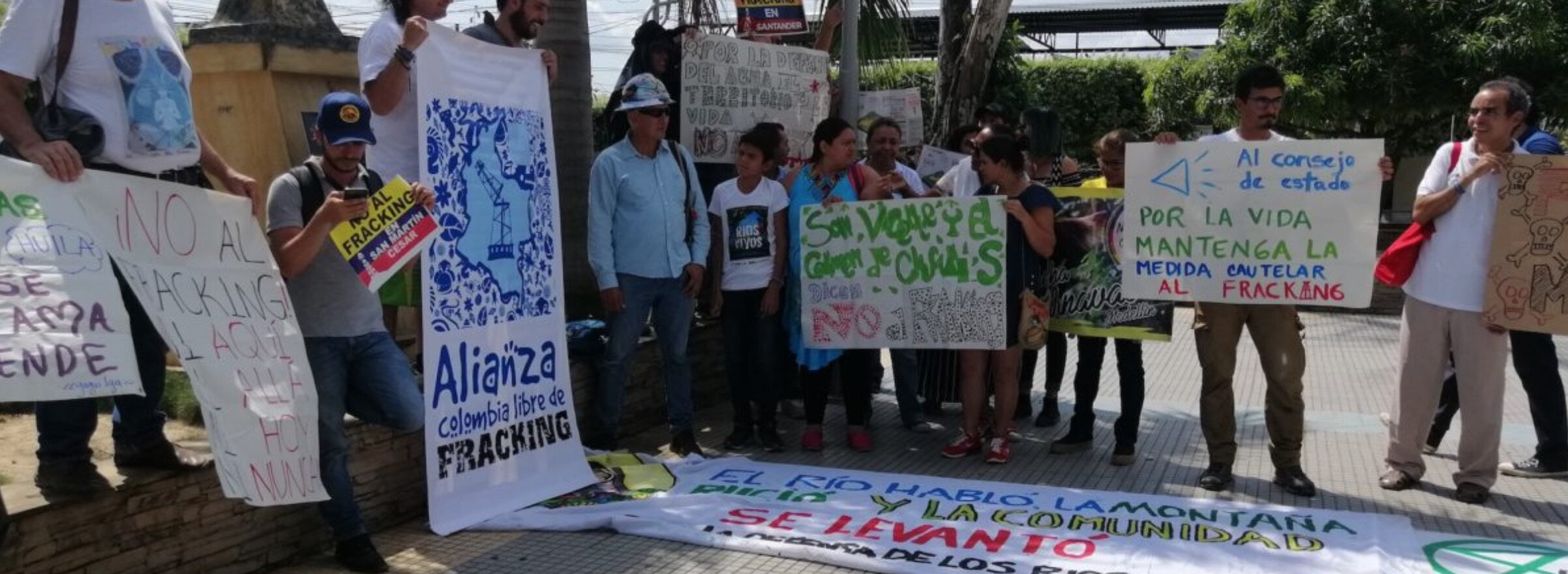 Una muestra de uno de los 129 casos de conflictos socioambientales en Colombia. Protesta de habitantes de San Martín, Cesar, en contra del fracking. Foto: Mauricio Ochoa Suárez.