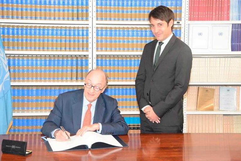 El Embajador de Colombia ante la ONU, Guillermo Fernández de Soto, firmando el Acuerdo de Escazú en Nueva York. De ahí el Acuerdo pasó al Congreso colombiano para ratificación. Foto: Presidencia de Colombia.