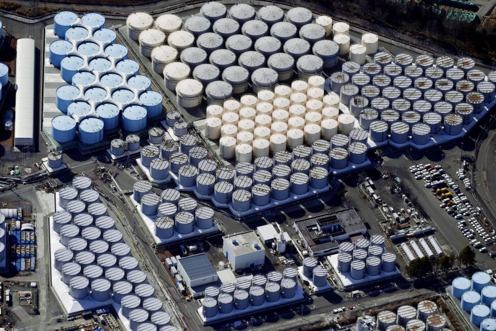 Vista de un sector de los depósitos de almacenamiento de agua contaminada en alrededores de la planta de Fukushima