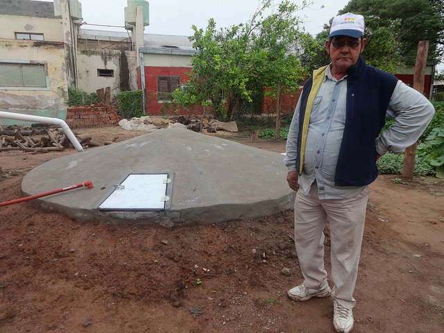 Un campesino junto a una cisterna comunitaria para recoger agua de lluvia, con la cual un grupo de familias mitigan los efectos para su producción agrícola y sus necesidades domésticas de las recurrentes sequías que asolan los parajes rurales de la …