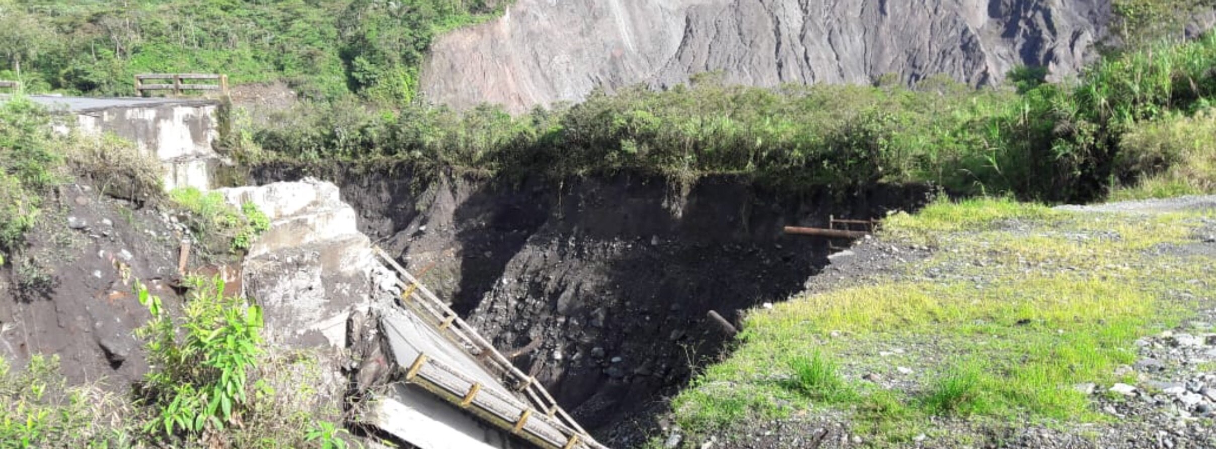 El puente sobre el río Montana ya estaba inhabilitado meses atrás por el socavamiento de sus bases por la erosión. Foto: Twitter de la Dirección Zonal del Ambiente y Agua Sucumbíos.
