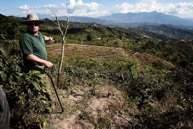 Donald Vásquez muestra como los cultivos de café ubicados en las laderas de Berlín, uno de los pueblos de la cuenca de Barranca y Jesús María, en el occidente de Costa Rica. Los productores de la zona, con apoyo de los expertos, han construido terra…