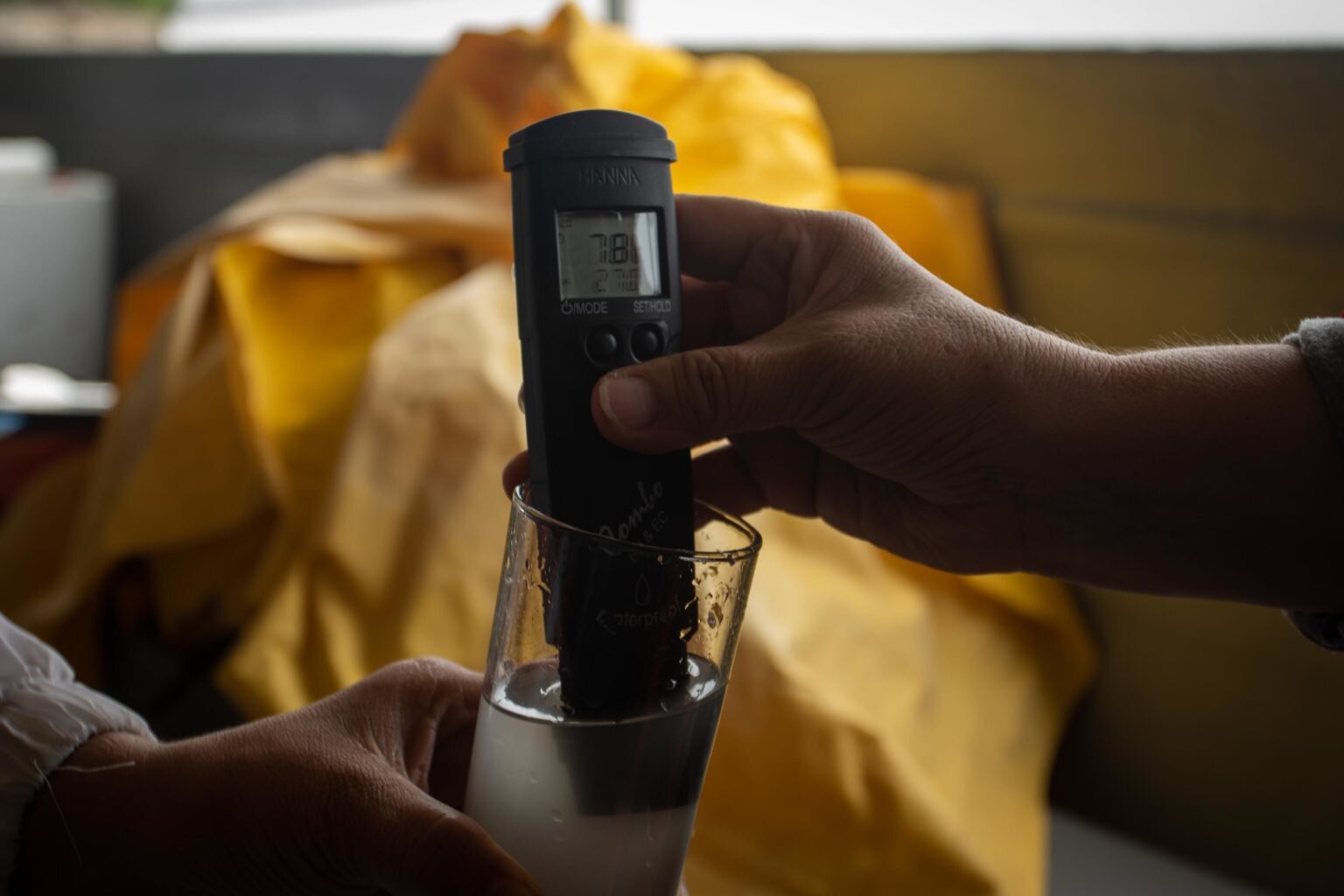 Las comunidades indígenas afectadas por el derrame de petróleo del 7 de abril de 2020 todavía no pueden consumir el agua de los ríos Napo y Coca. Fotografía de Ivan Castaneira/Agencia Tegantai.