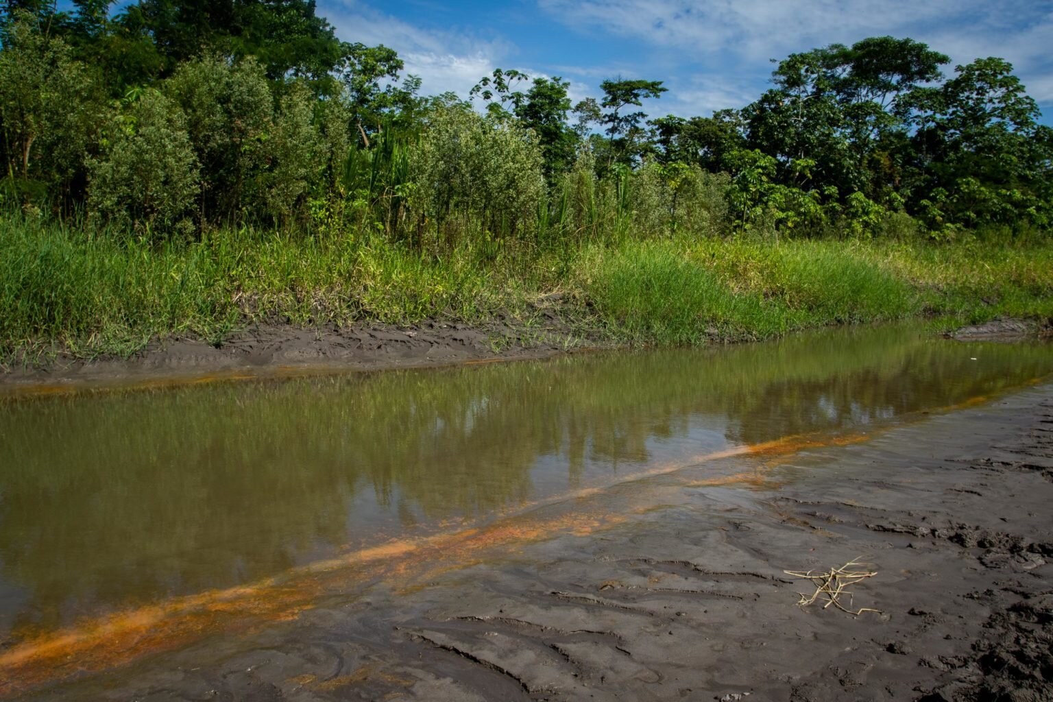 Indígenas de las zonas afectadas han intentado pescar y consumir pescados, pero dicen que tienen sabor a petróleo. Fotografías de Ivan Castaneira/Agencia Tegantai.