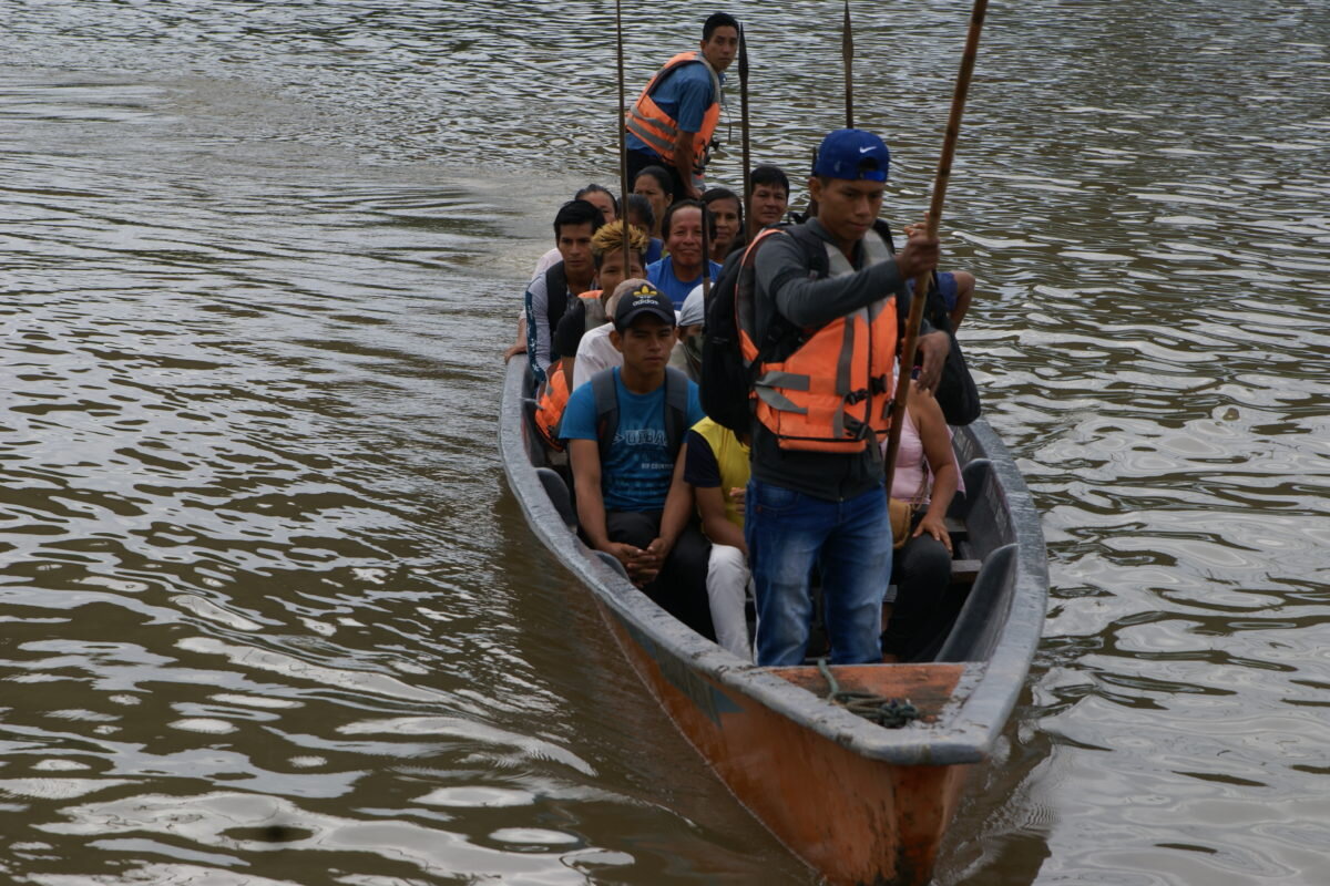 Wilson Salazar transportó a cerca de 30 personas en canoa para que participaran de las protestas por un año del derrame en la ciudad de Francisco de Orellana. Foto: Diego Cazar Baquero.