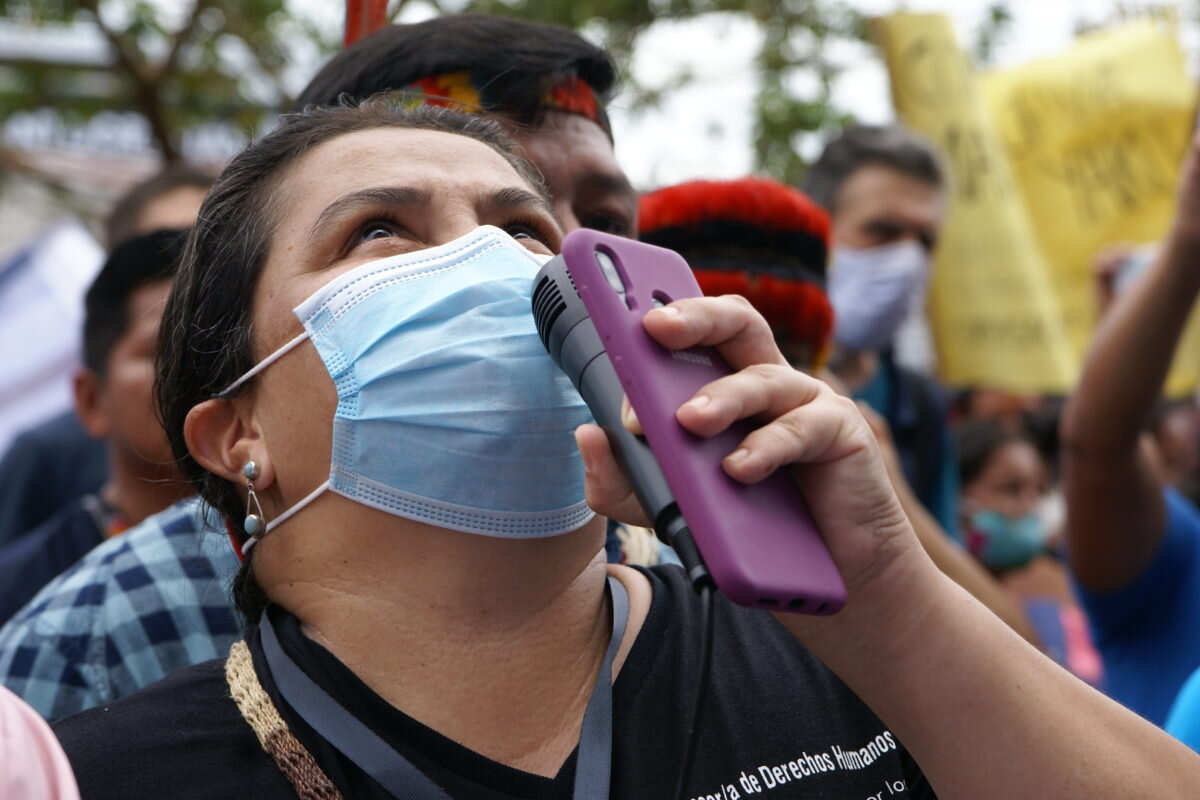 Lina María Espinosa, una de las abogadas que defiende los derechos de los pueblos indígenas kichwa luego del derrame de petróleo y que fue demandada ,por supuesta instigación, por el juez Jaime Oña. Foto: Diego Cazar Baquero.