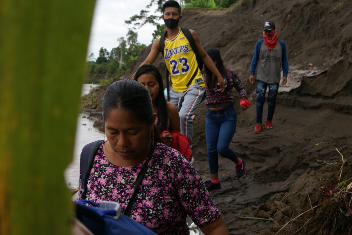 La erosión de algunos ríos de la Amazonía ecuatoriana ha provocado grandes deslizamientos de tierra en los territorios de indígenas kichwa. Foto: Diego Cazar Baquero.