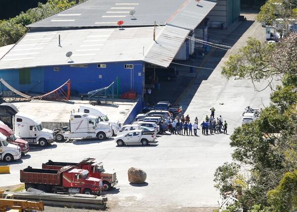 En la imagen, a la derecha, se observa al grupo de funcionarios públicos que asistió este viernes a la inspección convocada por el Tribunal Ambiental Administrativo. Foto: Albert Marín