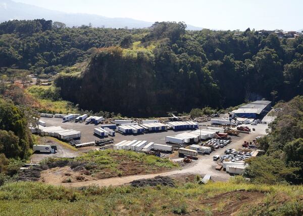 Vistas general del terreno que los vecinos denuncian opera de manera ilegal y que aseguran estaría violentando el cauce del río Virilla. Foto: Albert Marín