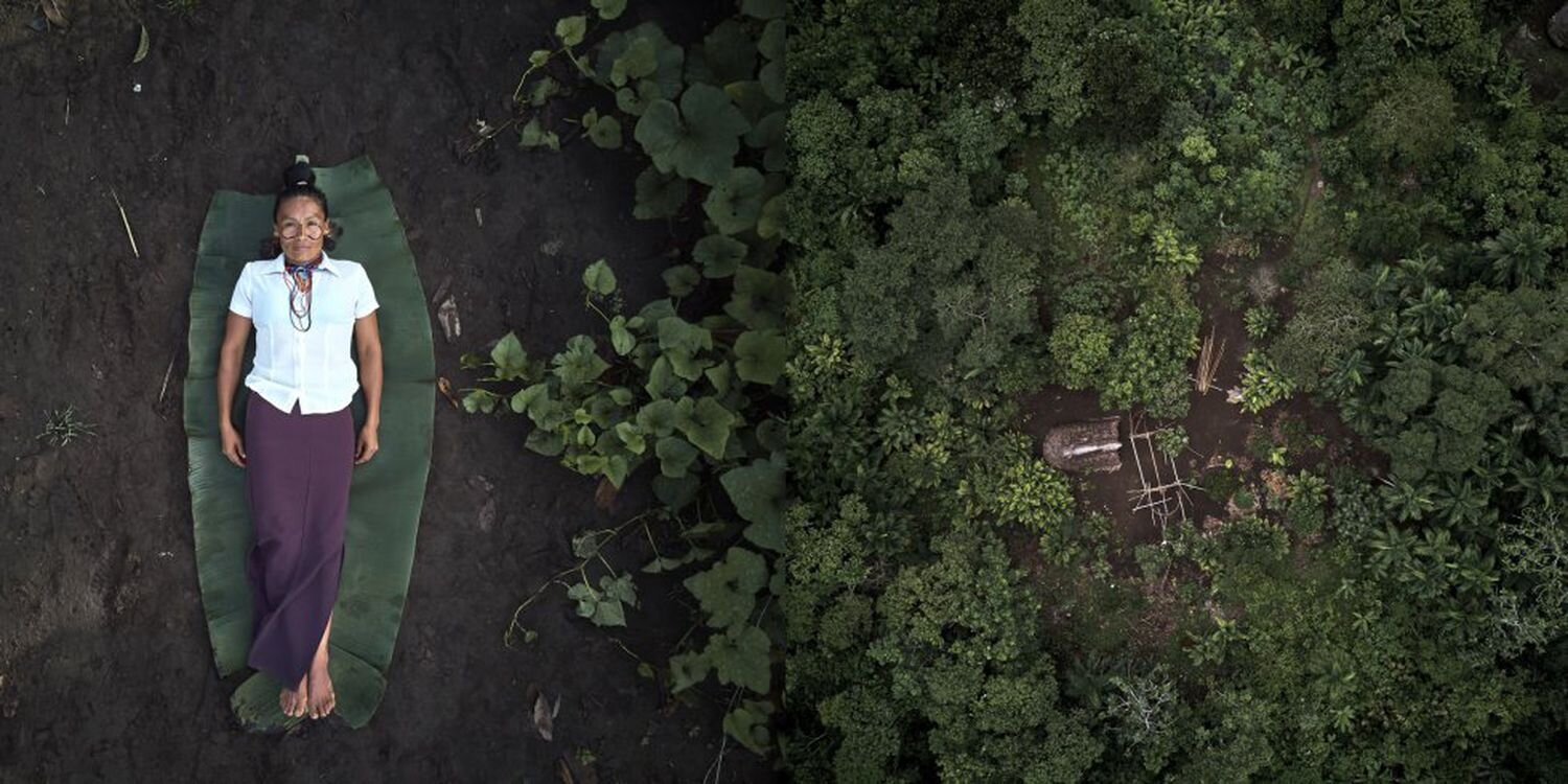 Verónica es una mujer indígena achuar que trabaja como partera en una cultura donde, dice, las mujeres se avergüenzan al dar a luz. A la izquierda, Verónica tumbada sobre la tierra. A la derecha, el jardín de plantas medicinales donde cultiva planta…