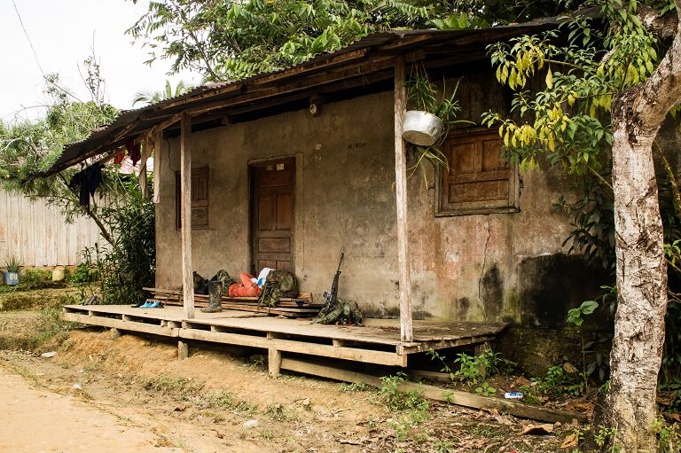 An ELN fighter takes a nap in Noanamá, Chocó. Photo by Maximo Anderson/Mongabay.