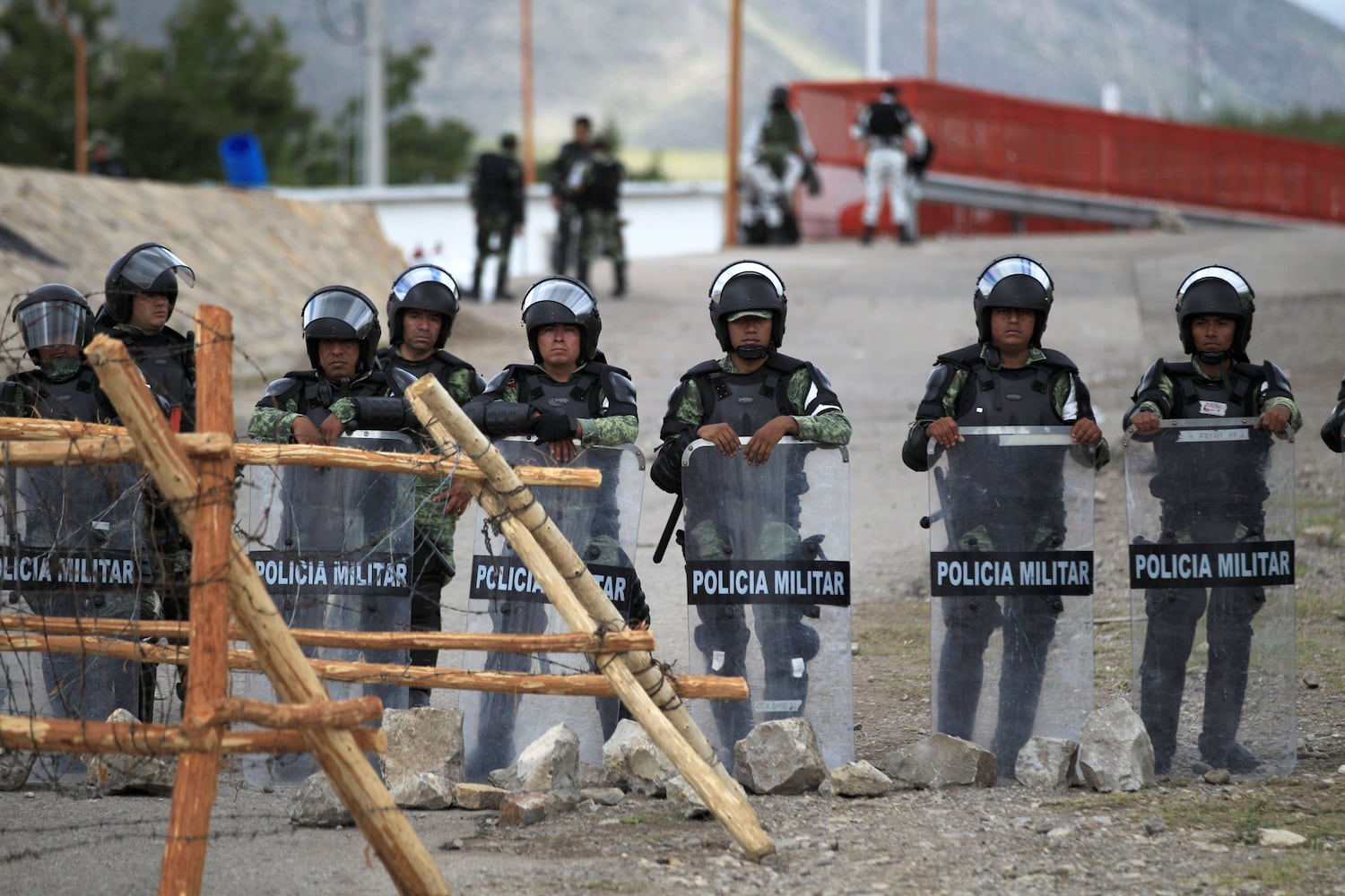 La Guardia Nacional monta guardia este viernes, en la presa Las Pilas en Ciudad Camargo, en el estado de Chihuahua, para reforzar la zona después del enfrentamiento con agricultores en la presa La Boquilla.